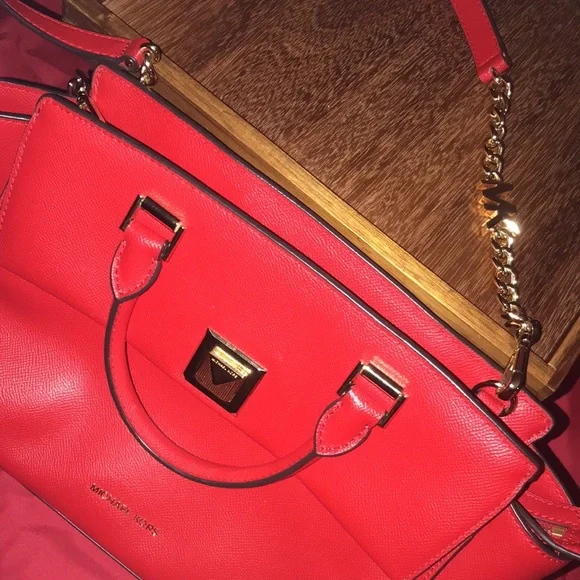 SOLD‼️AUTHENTIC MICHAEL KORS HANDBAG (USED ONCE) GORGEOUS RED COLOR SEEALL LPICS - Picture 11 of 13